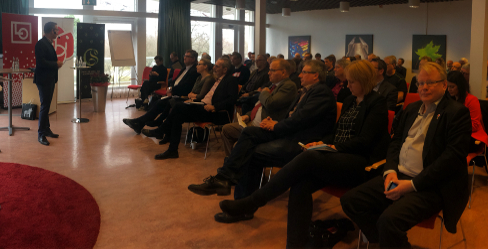 Mikael Damberg, näringsminister talar inför ett 60-tal intresserade. Längst till höger lyssnar Peter Hultqvist, ordförande i Socialdemokraterna Dalarna och försvarsminister. 